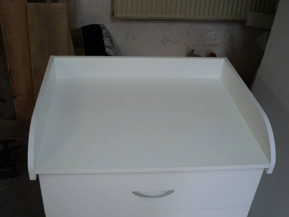 Previjalna miza s posteljo
