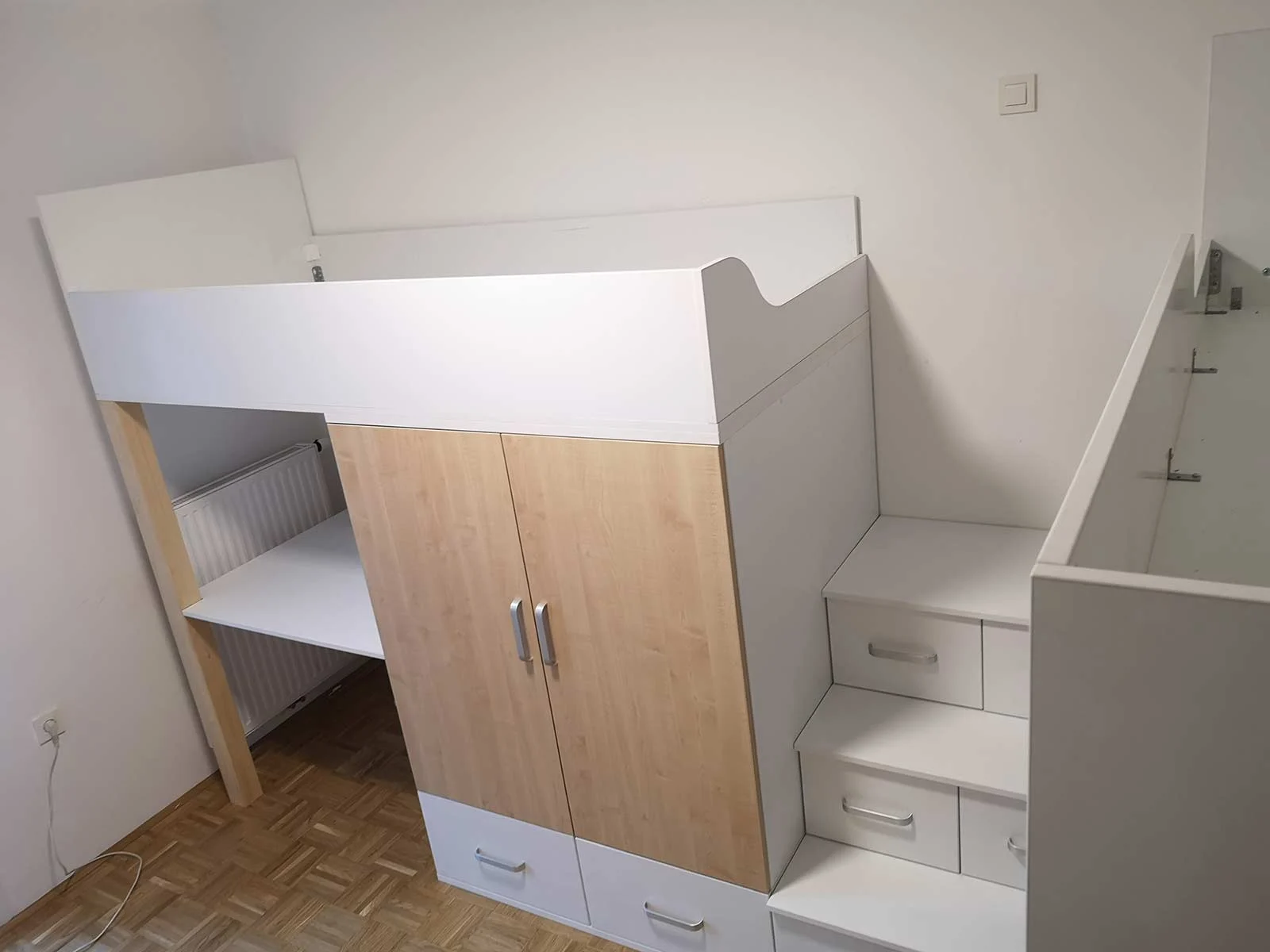 Pograd z pisalno mizo + predalnik