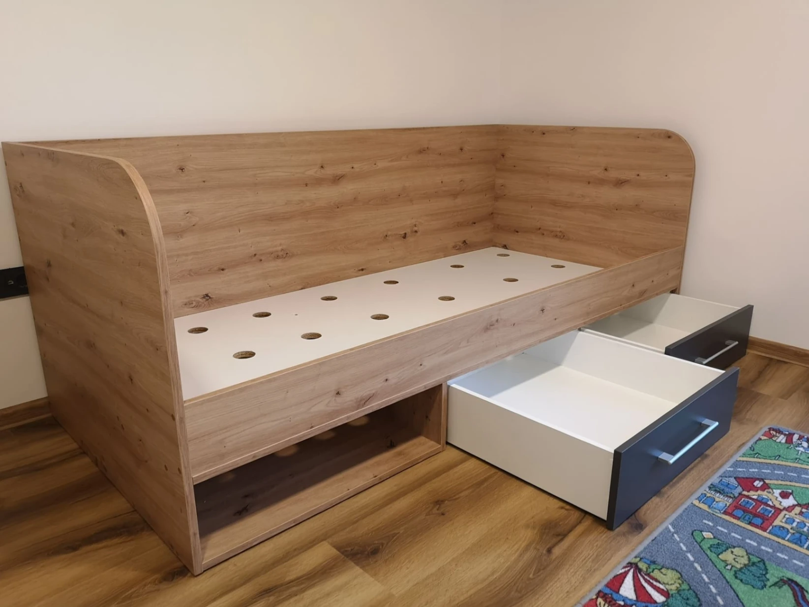 Enostavna postelja s predali
