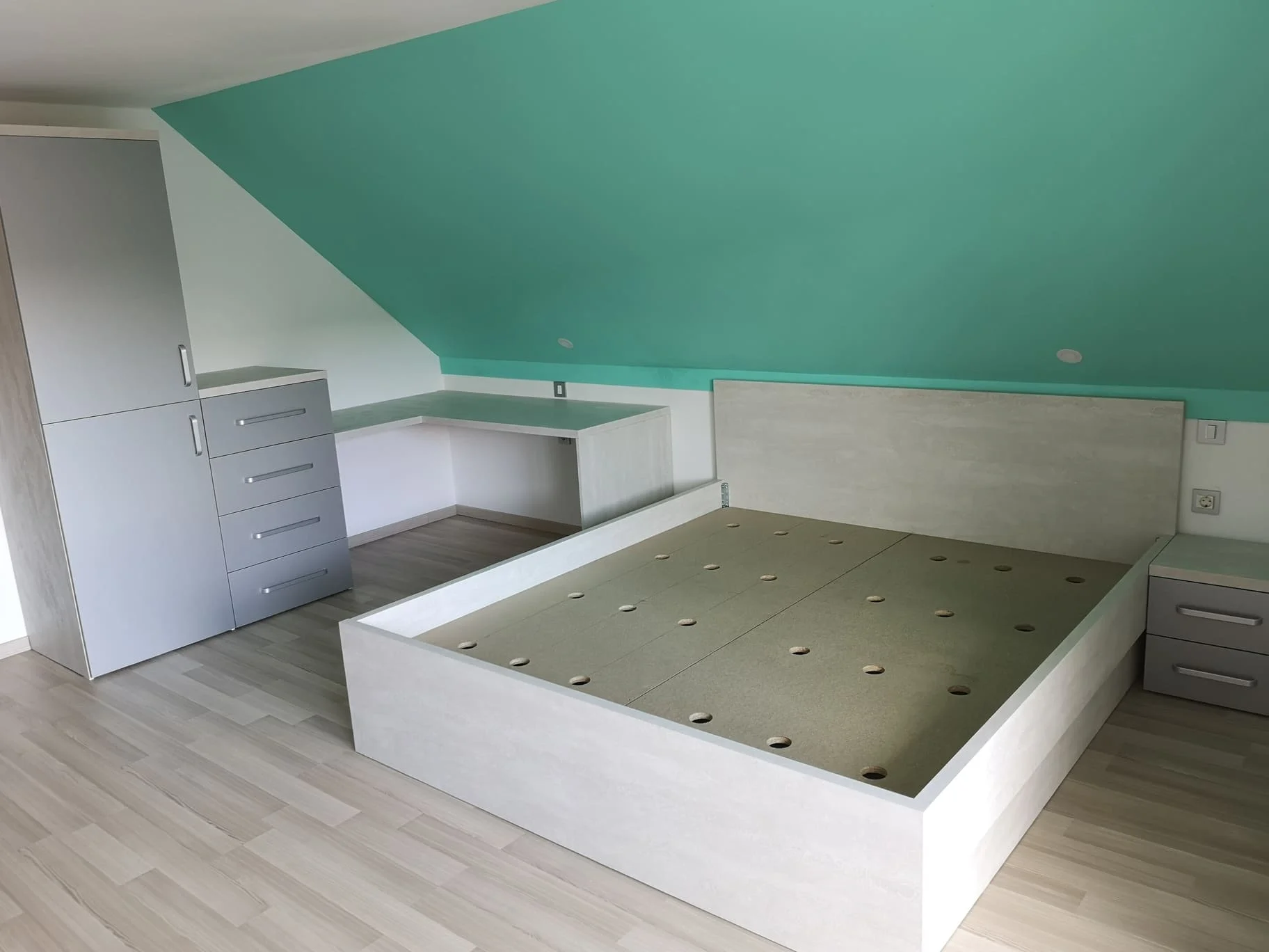 Spalnica s pisalno mizo Ptuj