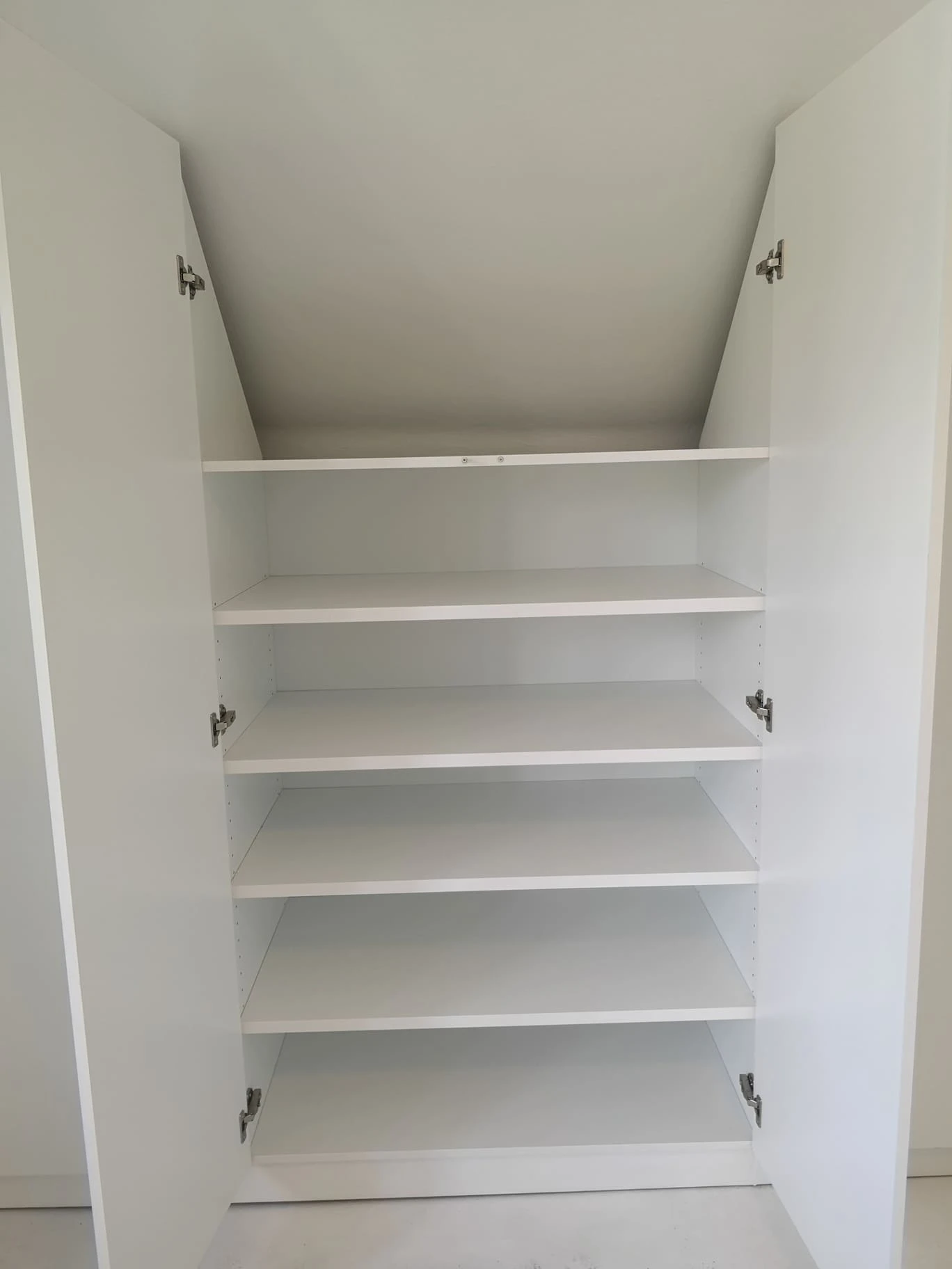 Bela premium mansardna omara