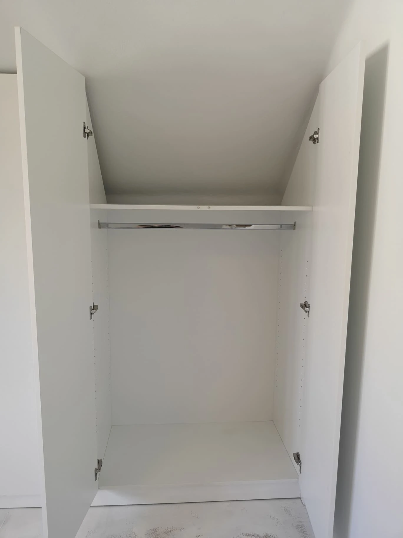 Bela premium mansardna omara