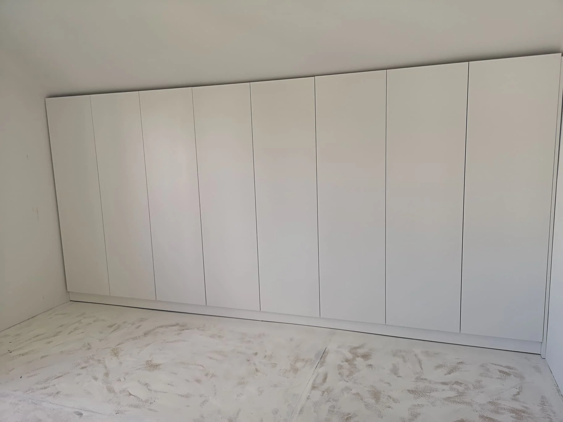 Bela premium mansardna omara